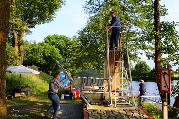 Niederlegen des Wehrbockes Niederlegen des Wehrbockes