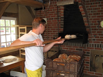 unser Bäckermeister bei der Arbeit unser Bäckermeister bei der Arbeit