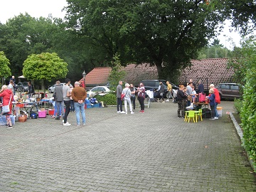 Flohmarkt 2021 - vor dem Haus Rüschen -