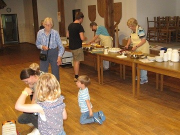 die Heimatfreundinnen beim Kuchenbuffet