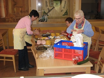 Die Heimatfreundinnen bei der Arbeit