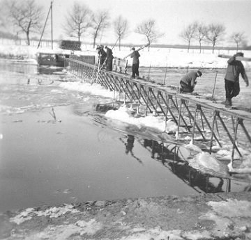 Niederlegen des Wehres wegen Eisgang