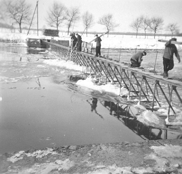 Niederlegen des Wehres wegen Eisgang