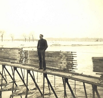 Niederlegen des Wehres wegen Eisgang